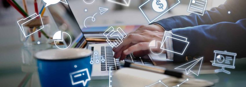 Estratégia de branding industrial com ícones digitais sobrepostos a profissional usando notebook